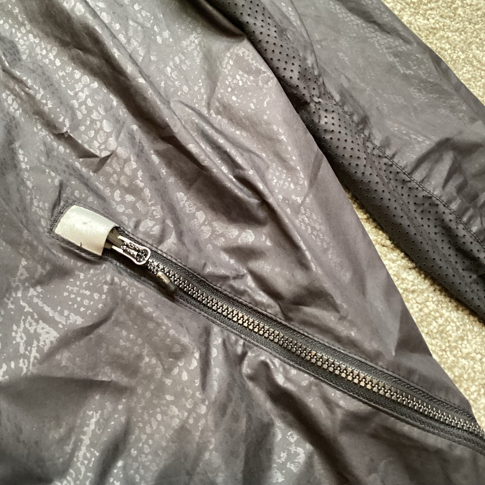 Lululemon Miss Misty Jacket II Desert Snake Embossed Black Rain Coat Hooded XS - Picture 9 of 16